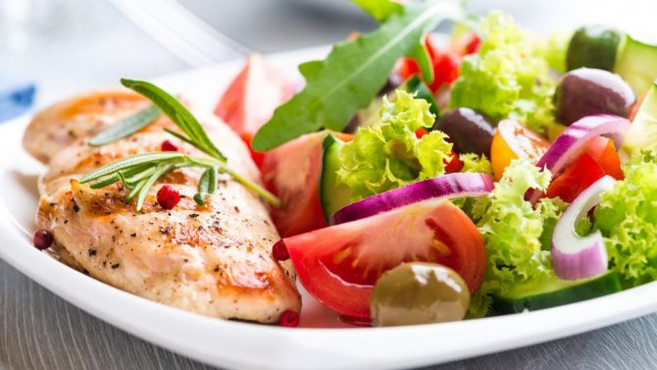 zeleninový šalát a ryby na bielkovinovej diéte