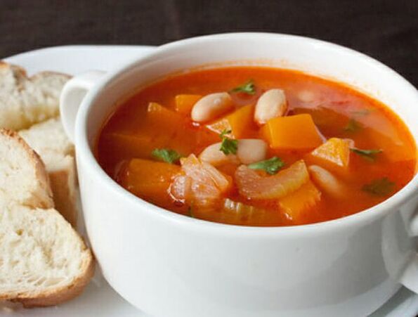 Zelerová polievka je výdatné jedlo v strave zdravej výživy na chudnutie
