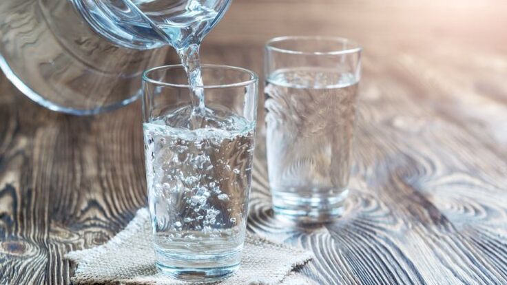 pohár vody na pitnú diétu