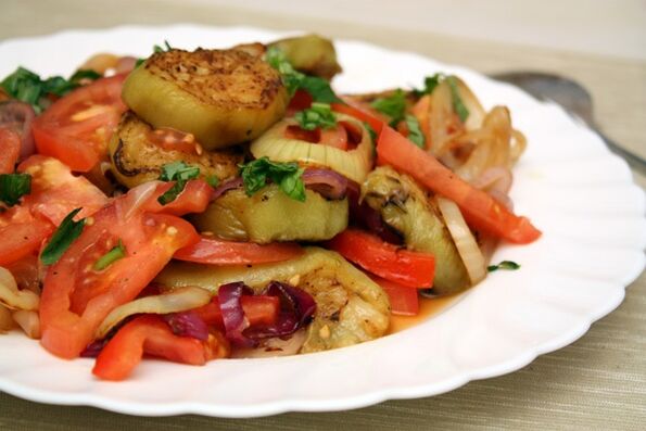 Diéta Maggi zahŕňa zdravý šalát zo zeleniny a varený baklažán. 